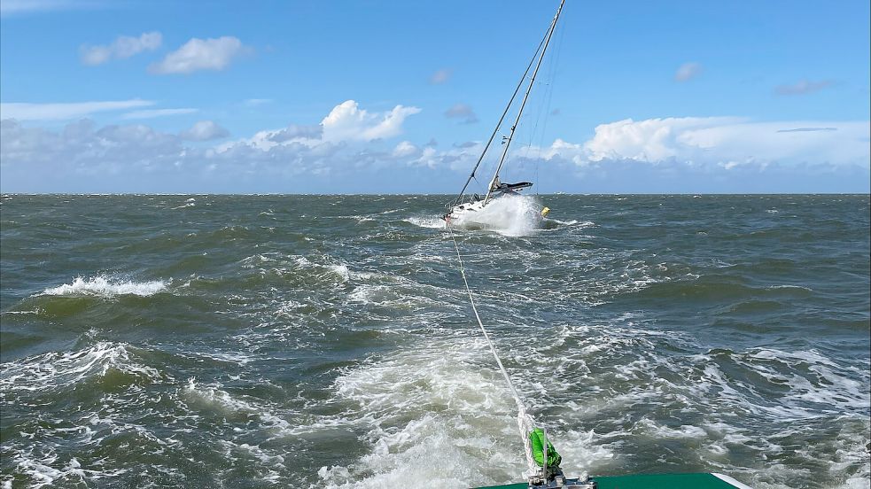 Mit dem Seenotrettungsboot „Otto Diersch“ schleppen die freiwilligen Seenotretter der Station Norddeich eine Segelyacht aus der gefährlichen Brandung vor Norderney. Foto: Die Seenotretter – DGzRS