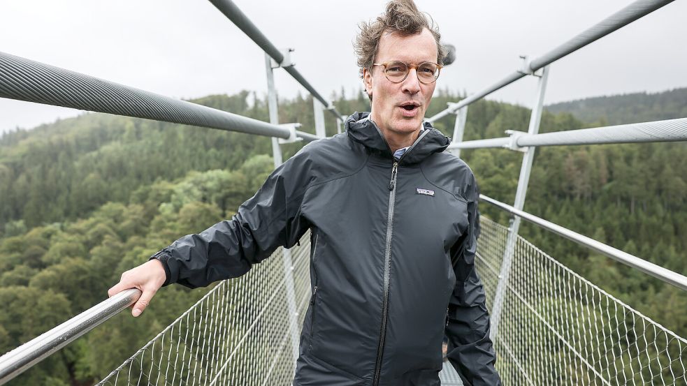 NRW-Ministerpräsident Hendrik Wüst besuchte die neue Hängebrücke Skywalk in Willingen. Foto: dpa/Oliver Berg