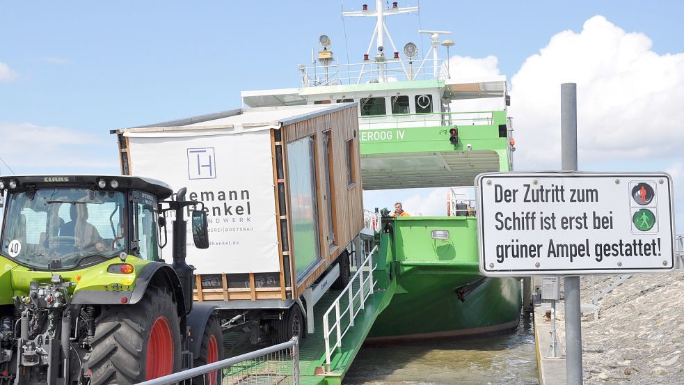 Knapp elf Tonnen wiegt das Tiny-Haus-Modul samt Lafette. Hier wird beides an Bord der „Spiekeroog IV“ gebracht. Foto: Ullrich