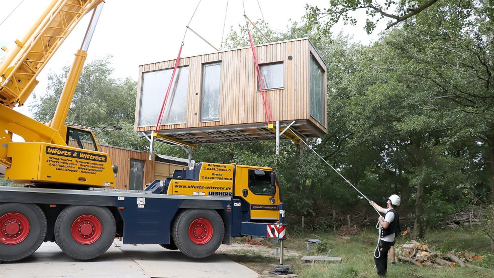 Der Kran lässt ein 7,5 Tonnen schweres Tiny House langsam zu Boden schweben. Foto: Stollberg