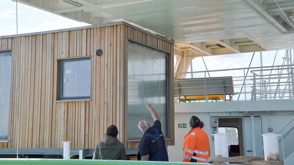Langsam und Zentimeter für Zentimeter wird eine Wohneinheit an Bord der „Spiekeroog IV“ geschoben. Höher hätte das Modul nicht sein dürfen. Foto: Ullrich