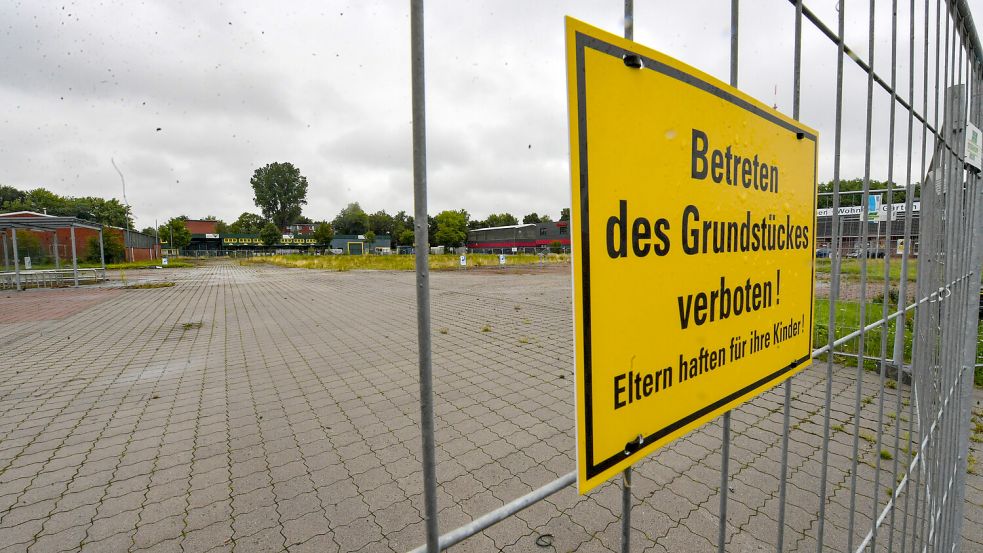 Wo bis Februar 2021 eine Lidl-Filiale stand, findet sich nur noch eine gepflasterte Fläche mit Zaun drum herum. Foto: Ortgies