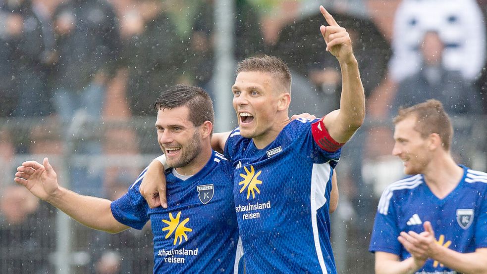 Bastian Dassel (rechts) hofft mit Tido Steffens auf viele Kickers-Siege in dieser Saison. Foto: Doden/Emden