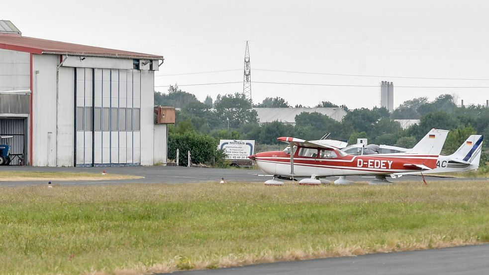 Wegen des alljährlichen Fallschirmspringens wird es aus Sicherheitsgründen beim Flugplatz eine Einbahnstraßenregelung geben. Archivfoto: Ortgies