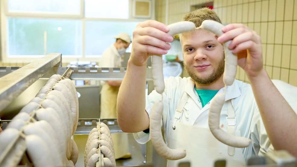 Wer zum Beispiel Metzger werden möchte, wird bei der Ausbildung vom Staat weit weniger unterstützt als ein Student. Foto: dpa/Thomas Frey