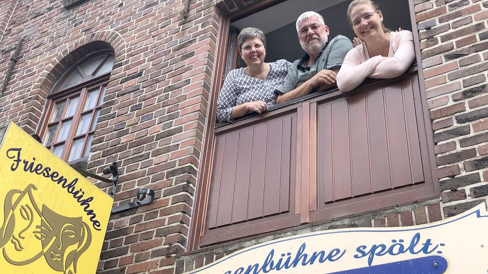 Ihre Blicke aus dem „Lüttje Huus“ sind optimistisch in die Zukunft gerichtet: Birgit Frerichs, Karl-Peter Frerichs und Diana Groenwold im Haus der Friesenbühne Emden. Foto: H. Müller