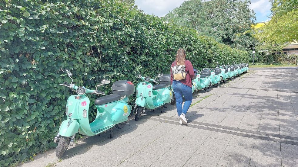 Seit dem Wochenende stehen die Küstenflipper-Elektro-Roller am Hauptbahnhof. Foto: Hanssen