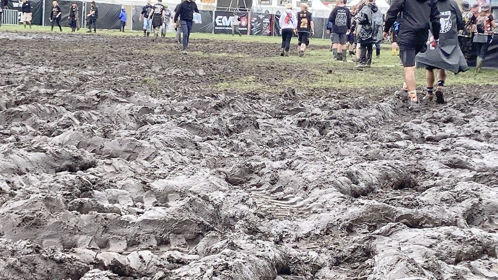 Matsch-Massen im Vorbereich des Infields mit den Hauptbühnen Faster und Louder: So sieht es schon aus, kurz nachdem die ersten WOA-Fans dieses Gelände betreten. Foto: Anna Krohn