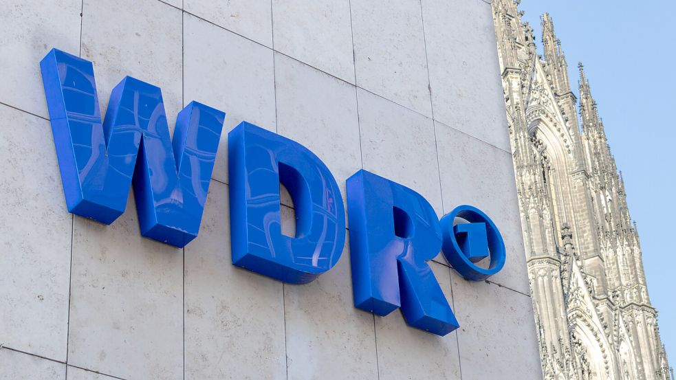 Das Logo des WDR Westdeutscher Rundfunk, der öffentlich rechtliche Rundfunk und Fernsehsender am Hauptgebäude am Wallraf Foto: imago images/Marc John