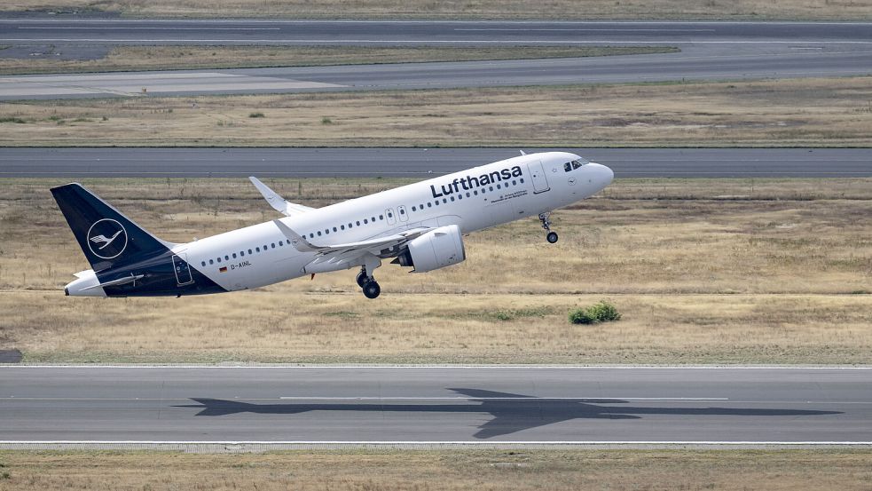Eine Maschine der Lufthansa startet auf dem Flughafen Frankfurt. Foto: dpa/Boris Roessler