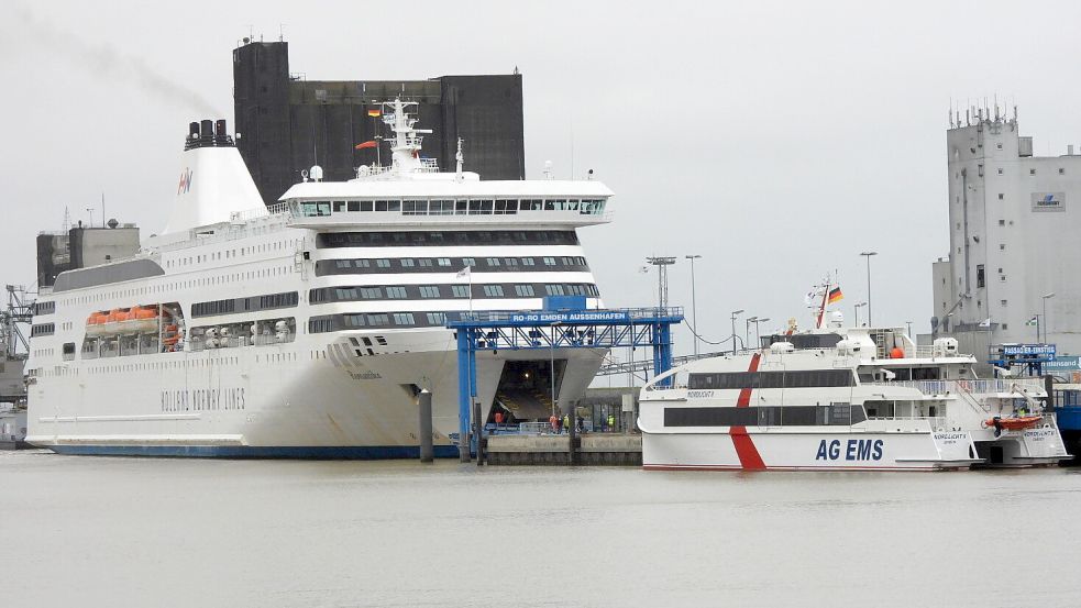 Das Kreuzfahrtschiff MS „Romantika“ ist ein Riese im Vergleich zu der Borkum-Fähre der AG Ems. Foto: F. Doden/Archiv