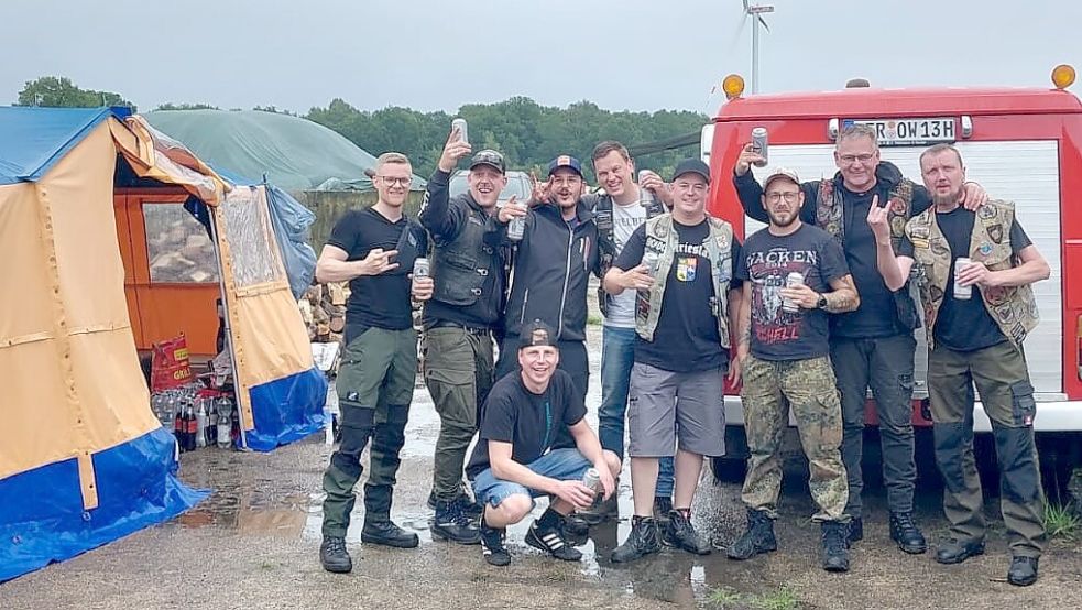 Ostfriesen voller Hoffnung beim Wacken Open Air: (von links) Jan de Groot, Wilko Olthoff, Lennardus Loosus, Tido de Vries, Dirk Mindrup, René Müchler, Ralf Schnau, Holger Konrad, in der Hocke sitzt Henrik Dröse Foto: privat