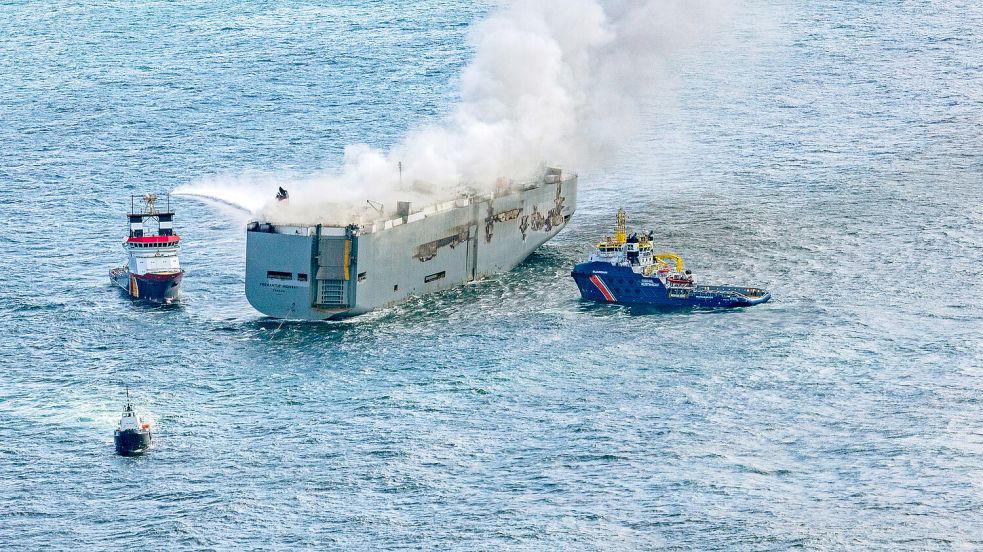 Eine Luftaufnahme zeigt den deutschen Notschlepper „Nordic“ (links), der das Feuer auf dem brennenden Frachter in der Nordsee bekämpft. Rechts ist das Boot „Guardian“ der niederländischen Küstenwacht zu sehen.