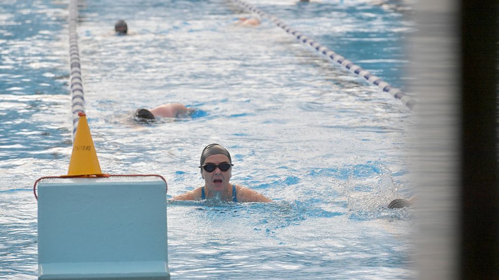 Seit der Wiedereröffnung in einem Notbetrieb ziehen vor allem Stammgäste und Sportschwimmer ihre Bahnen im Van-Ameren-Bad. Foto: Ortgies
