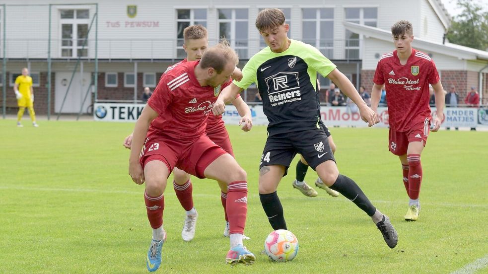 Sechs Partien mit ostfriesischer Beteiligung gab es am Wochenende. Steef Borgman (rechts) brachte Firrel in Pewsum früh in Führung. Am Ende siegte der Landesligist beim Bezirksligisten souverän mit 3:0. Foto: Daja Ecke