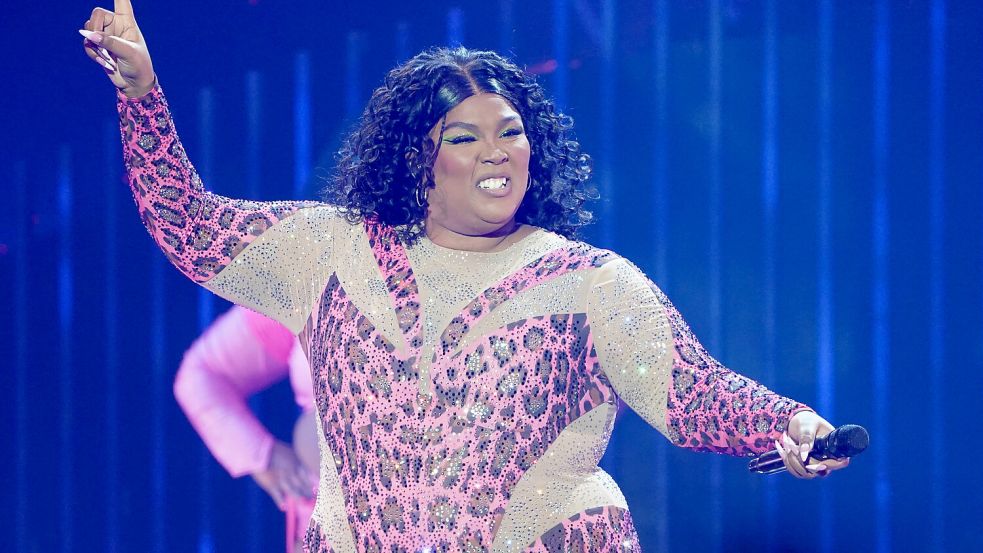 Die US-Musikerin Lizzo im Februar bei einem Auftritt in der Barclays Arena in Hamburg. Foto: dpa/Marcus Brandt