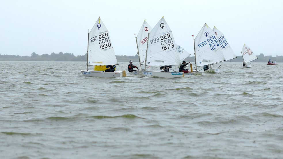 Die Internationalen Deutschen Jugendmeisterschaft in der Segelklasse Optimist wurde am Mittwoch kurzzeitig unterbrochen. Foto: Stefan Gelhot