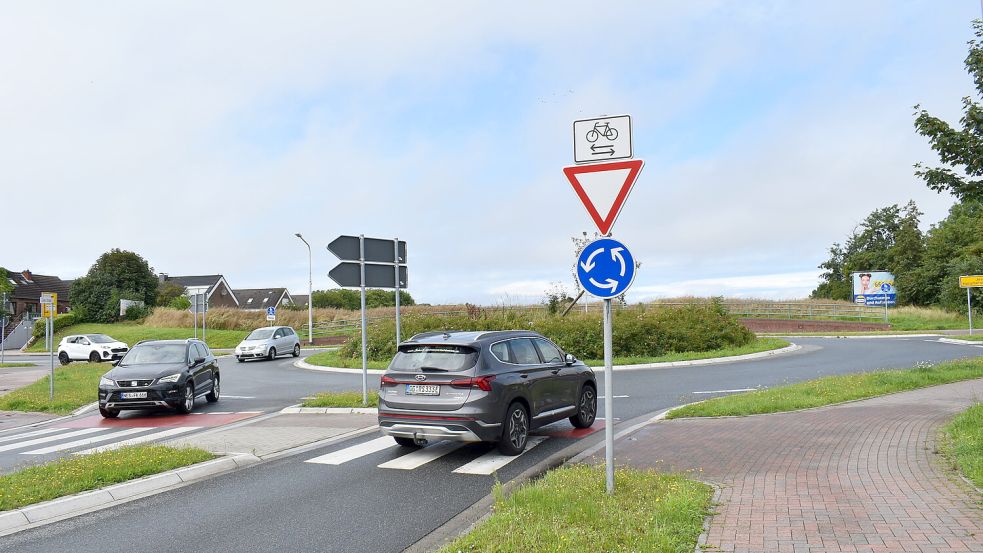 Vom Kreisel an der Bundesstraße 461 aus soll die Umgehungsstraße zum Fähranleger verlängert werden. Foto: Hochmann