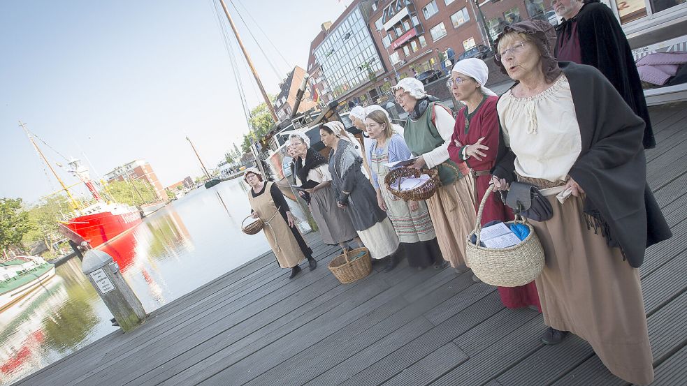 Noch wird fleißig geprobt, damit bei den Aufführungen des neuen Theaterstücks der Ländlichen Akademie Krummhörn-Hinte alles klappt. Es geht um die Frauen von Schreyers Hoek. Foto: J. Doden