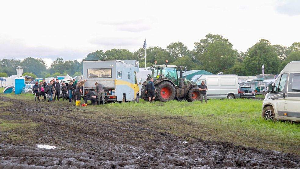 Wacken 2023: Das bedeutet vor allem ganz viel Matsch. Doch was müssen Metalheads beachten, wenn sie mit einem gemieteten Wohnmobil oder Caravan beim WOA sind? Foto: IMAGO/Fotostand