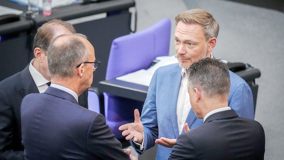 Friedrich Merz (l.) und Christian Lindner (r.) im Bundestag. Gerade dort werfen Politiker unterschiedlicher Parteien mit Phrasen nur so um sich. Foto: dpa/Kay Nietfeld
