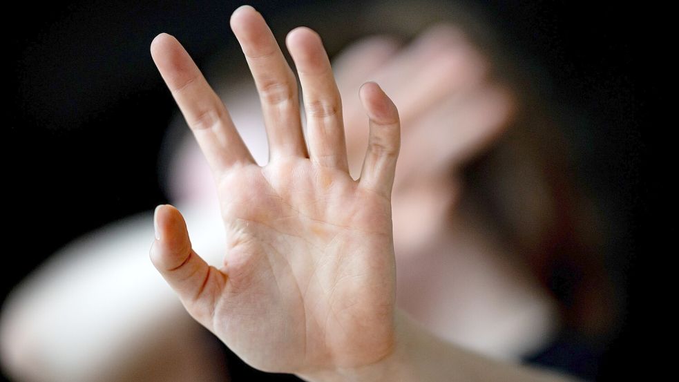 Eine Frau hält ihre Hände vor das Gesicht. Foto: DPA