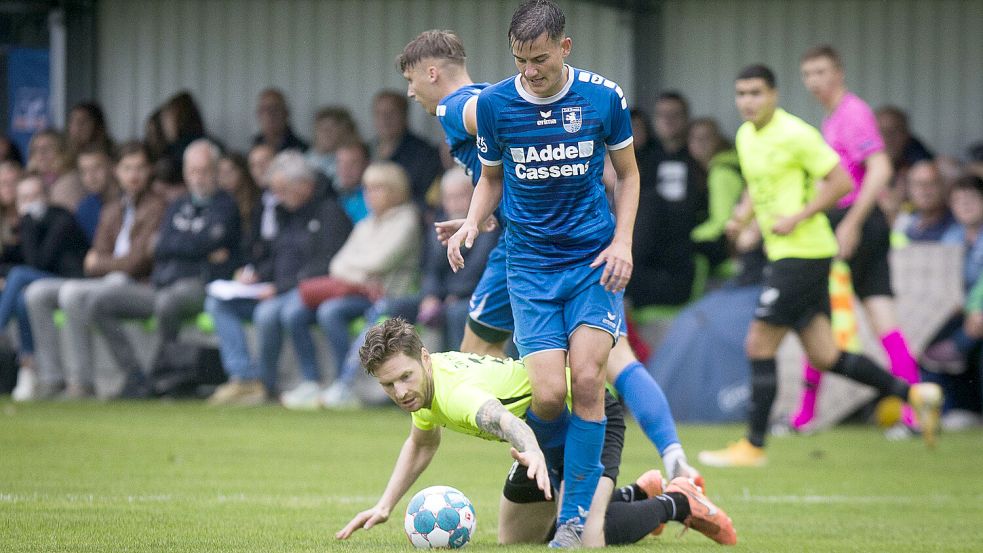 Für den Esenser Niklas Pinkernell (vorne) wird es das erste Landesliga-Spiel. Foto: Doden, Emden