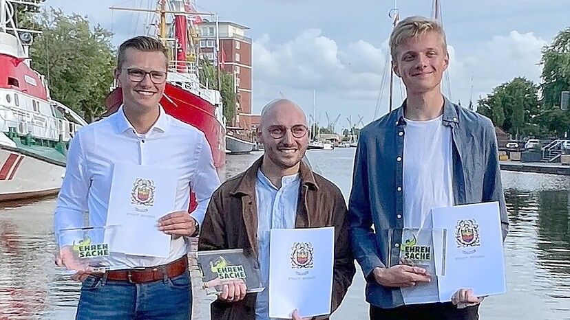 Jan-Aiko van Hove (von links), Dursun Tüfekci und Jannik Vogler wurden von der Stadt Emden für ihr Engagement geehrt. Foto: Kathrin Thiele/Stadt Emden