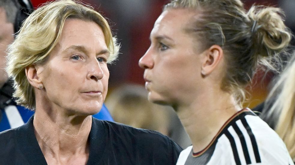 Zwei Gesichter der Krise des Frauenfußballs: Bundestrainerin Voss-Tecklenburg und Kapitänin Alexandra Popp (von links). Foto: dpa/Sebastian Christoph Gollnow