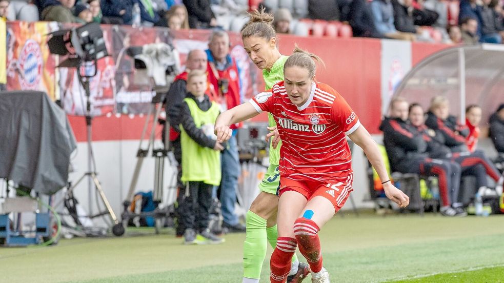 Felicitas Rauch (links) vom VfL Wolfsburg und Sydney Lohmann von Bayern München kämpfen im Nationalteam Seite an Seite. Foto: Christian Kolbert/Bildagentur Kolbert/dpa