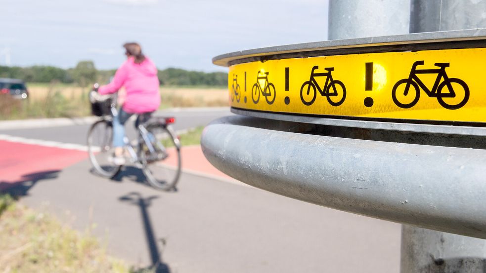 Radfahrer, die eine Straße kreuzen, sind durch abbiegende Autos und Lastwagen gefährdet. Foto: Stratenschulte/dpa