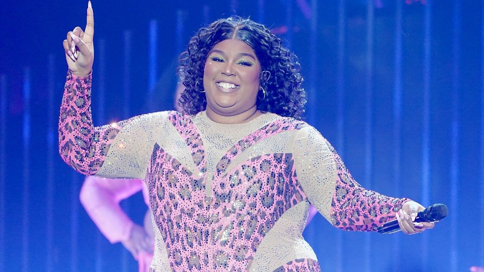 Pink das Kostüm, schwarz die Gedanken? Die US-amerikanische Sängerin Lizzo ist in einen Strudel der Anschuldigungen geraten. Foto: dpa