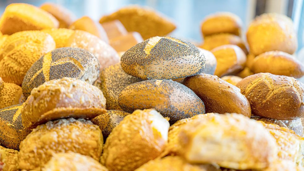 In vielen Orten Ostfrieslands kann man sich mittlerweile Brötchen bis an die Haustür liefern lassen. Foto: Assanimoghaddam/dpa