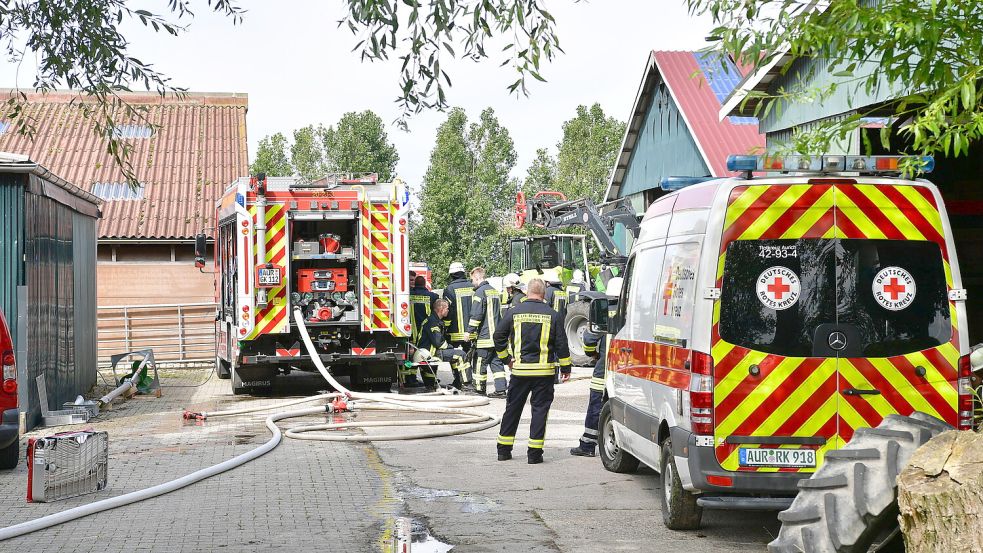 Die Feuerwehr löschte in der Krummhörn ein Feuer in einer Lagerhalle. Foto: Wagenaar