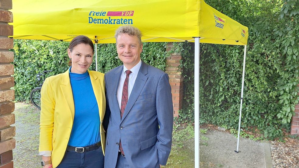 Sarah Buss und Jens Beeck nutzten am Sonnabend in Norden beim Kreis-Parteitag eine Regenpause für einen Fototermin. Foto: Janssen