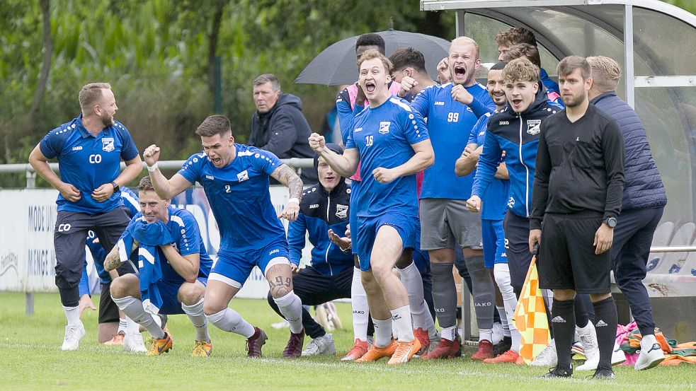 Allen Grund zu jubeln hatte die Auswechselbank von BW Borssum. Foto: Doden/Emden