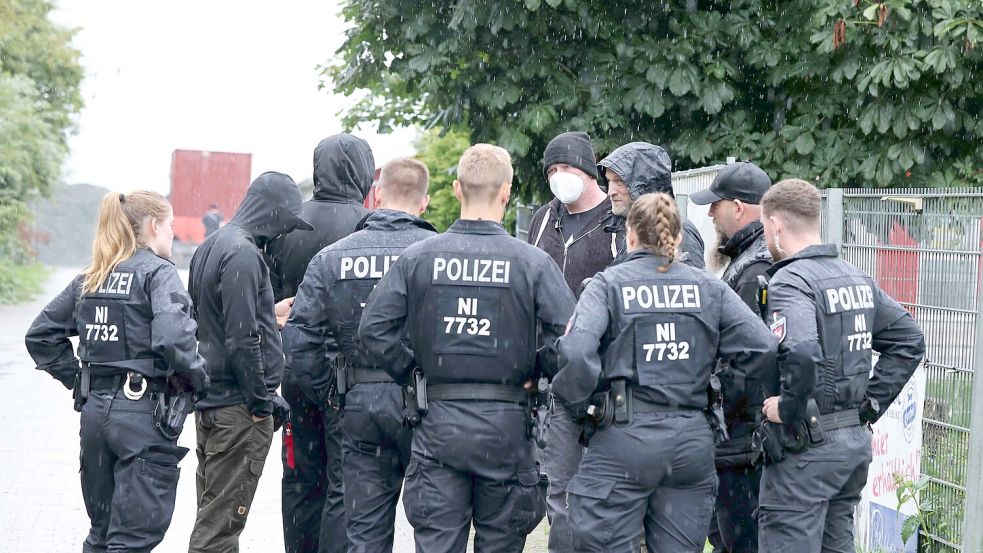 Eine Gruppe, die dem Kreis um die Konzert-Organisatoren zuzurechnen ist, diskutiert mit der Polizei über die anwesenden Pressevertreter. Mindestens zwei Männer aus der Gruppe waren mit Funkgeräten ausgestattet. Öfters wurde am Samstag versucht, Fotoaufnahmen zu verhindern. Foto: Hock