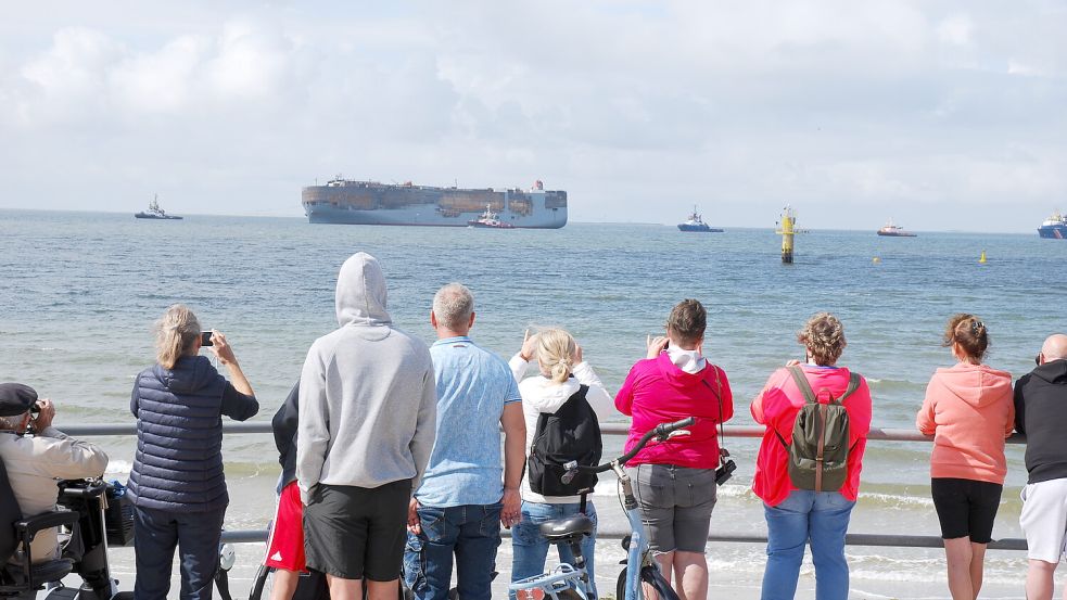 Zahlreiche Schaulustige beobachteten, wie der Frachter am Donnerstag an Borkums Küste entlang geschleppt wurde. Foto: Ferber