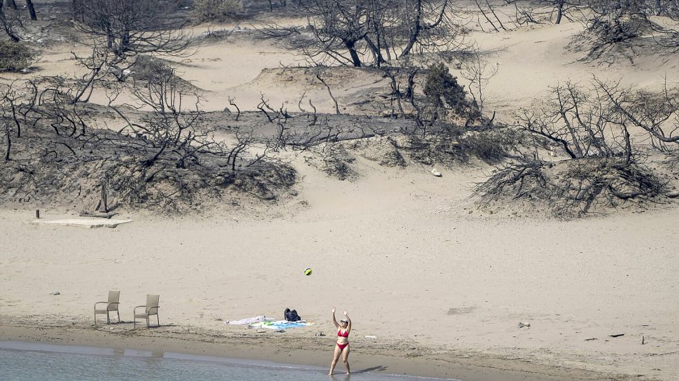 Zigtausende Tonnen CO₂ wurden bei den Bränden auf Rhodos freigesetzt. Foto: Petros Giannakouris/dpa