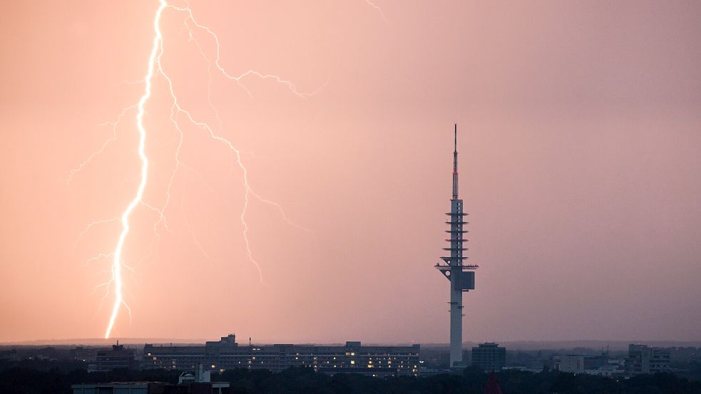 Unwetter werden zunehmend. Doch es braucht keine Angst, sondern gewissenhafte Vorbereitung. Foto: Julian Stratenschulte/dpa