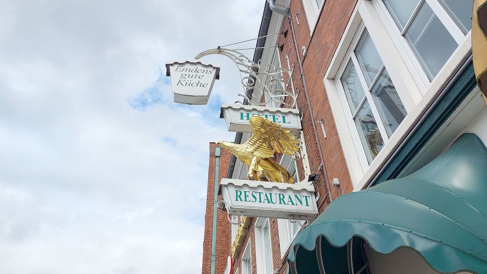 Das Hotel Goldener Adler mit Restaurant befindet sich direkt am Ratsdelft. Foto: Hanssen