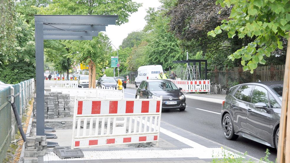 Die Bushaltestelle Hauptstraße/Kastanienallee wurde in beide Richtungen erneuert. Im Vordergrund ist die Haltestelle stadtauswärts, im Hintergrund die stadteinwärts zu sehen. Foto: Wolters