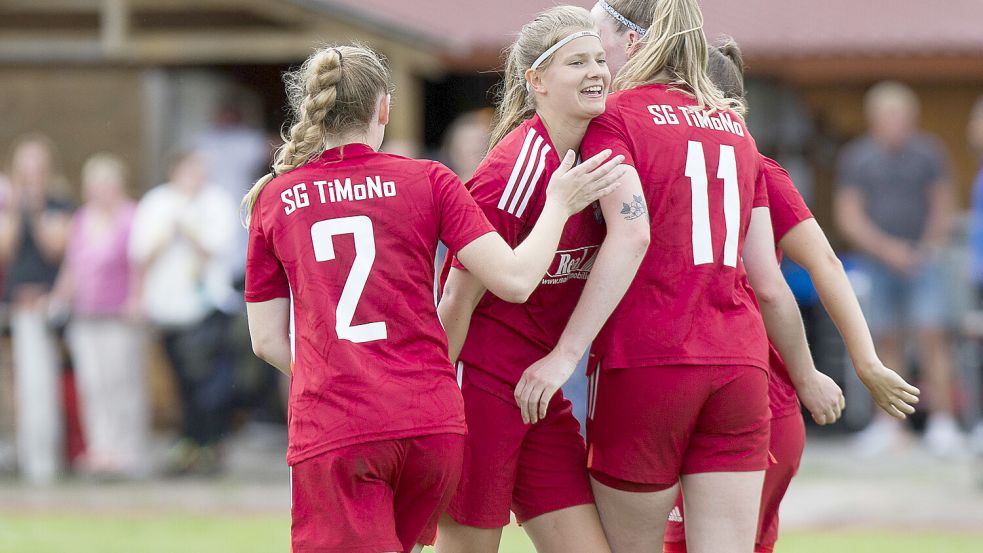 Gleich vier Treffer konnten die Spielerinnen von TiMoNo bejubeln. Fotos: Doden/Emden