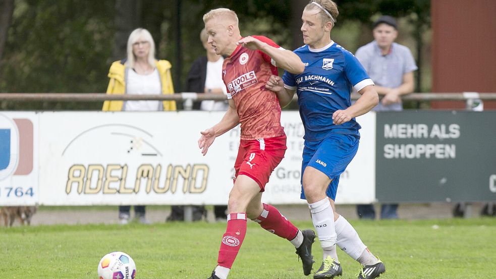Zwei Polizisten unter sich: Hier behauptet Großefehns Janek Freudenberg den Ball vor Borssums Brian Wienekamp. Am Ende jubeln durfte aber Letzterer. Foto: Doden, Emden
