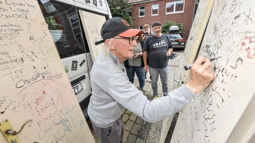 Kultkomiker Otto Waalkes nahm sich im Beisein der Familie Kirsten (im Hintergrund) viel Zeit, um die Klotüren zu signieren. Foto: Ortgies