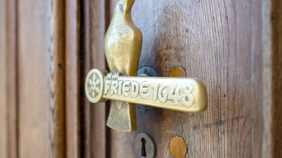 Türklinke der Eingangstür zum Osnabrücker Rathaus: Der Westfälische Friede beendete dort vor 375 Jahren den Dreißigjährigen Krieg. Foto: dpa/Guido Kirchner