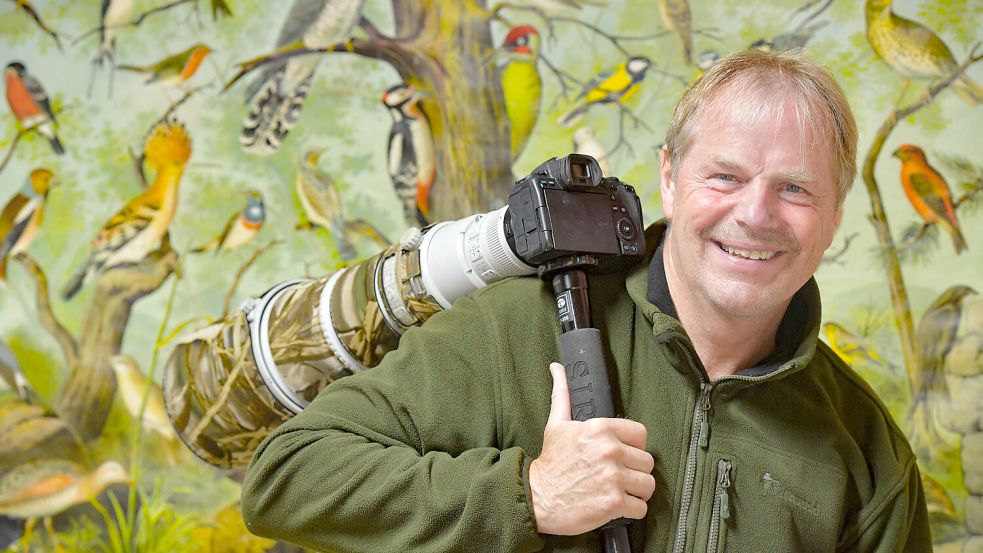 Andere schultern ihre Badetasche, Folkert Christoffers verbringt die Freizeit mit seiner Kamera. Foto: Ortgies