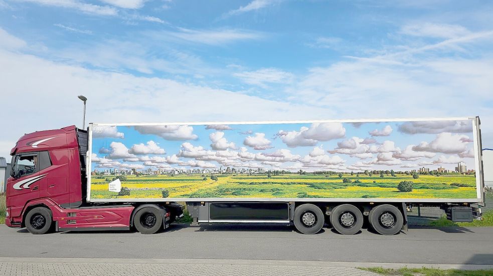 So groß hat man das Gemälde „Norddeutsche Landschaft“ wohl noch nie gesehen. Es prangt nun an einem Kühlwagen der Spedition Köhler Logistik. Foto: Stromann