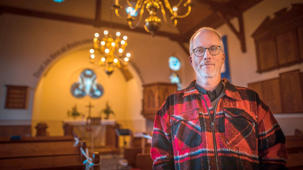 Martin Kaminski in der Marcardsmoorer Kreuzkirche: Ende dieses Monats wird er dort seine letzte Predigt halten. Foto: Archiv/Cordsen