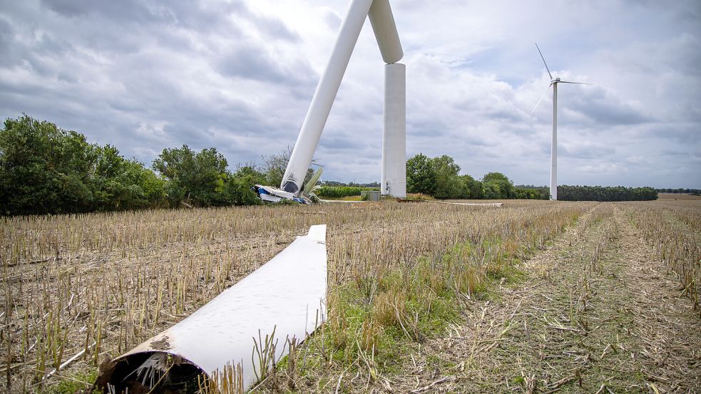 In Gnoien (Mecklenburg-Vorpommern) sorgt ein umgeknicktes Windrad derzeit für Aufsehen. Foto: dpa/Jens Büttner